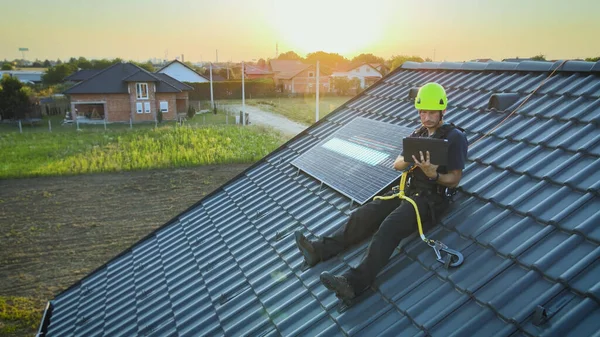 Engenheiro Sentado Telhado Verificando Instalação Painel Solar Usando Computador Tablet — Fotografia de Stock