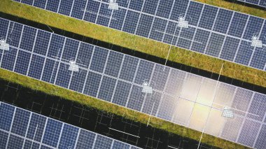 Güneş ışığı ve hücre yansıması sırasında güneş panelleri çiftliğinin havadan aşağı kısmı. Fotovoltaik Alanda Dijital Grafik