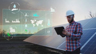 Güneş panelleri verilerini, dijital gelecek iş konsepti grafiklerini analiz eden mühendis