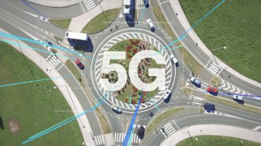 Dijital 5G yazısıyla döner kavşak ve hızlı internet bağlantısı olan kendi kendine çalışan elektrikli arabalar. Gelecekçi kavram