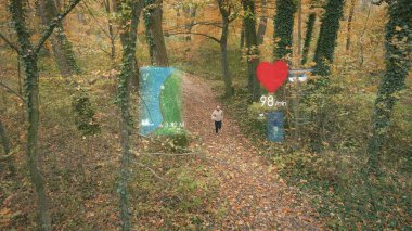 Sonbahar ormanlarında sağlık bilgileriyle tek başına koşan bir adam. Grafiksel