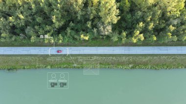 GPS uydusu kırmızı arabayı güzel bir doğada takip ediyor. Geleceğin teknolojisi, otomatik araba konsepti.
