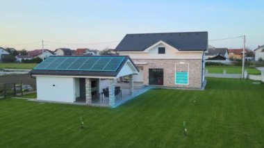 Çatı katında güneş paneli olan modern Smart evi ve kendi kendini idame ettirebilmek için şarj edilen batarya animasyonu. 3 Boyutlu Hazırlama