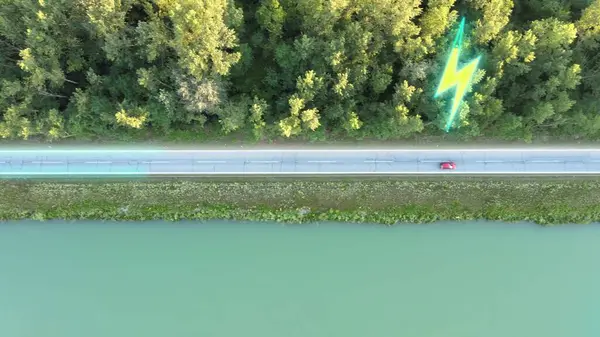 Красный Электромобиль Едет Прямой Дороге Сосновым Лесом Водным Озером Графический — стоковое фото