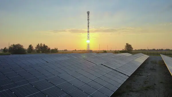 Painéis Solares Fotovoltaicos Fazenda Solar Durante Hora Ouro Com Torre — Fotografia de Stock