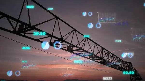 Gün batımında Infographics dijital veri animasyonuyla birlikte inşaat vinci. İş istatistikleri gayrimenkul yatırımı