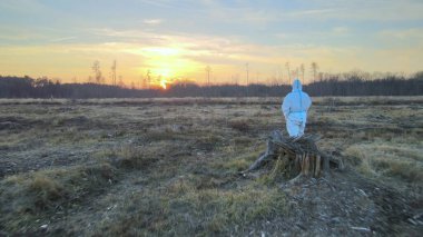 Bilim adamları yıkılmış kirlilik bölgesinde gün batımını hüzün ve umutsuzlukla izliyorlar.