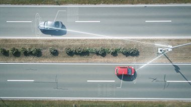 Yol güvenliği kameraları geçen arabaları gözlemliyor ve tarıyor. Dijital trafik sıkışıklığı ve trafik duyurusu. Havadan Yukarıdan Aşağıya