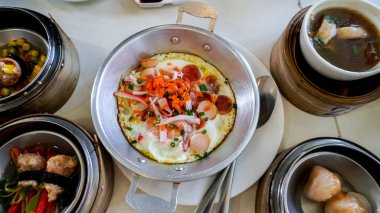 Jambonlu, kıymalı, taze soğanlı ve Çin sosisli kızarmış yumurtalı kahvaltı..