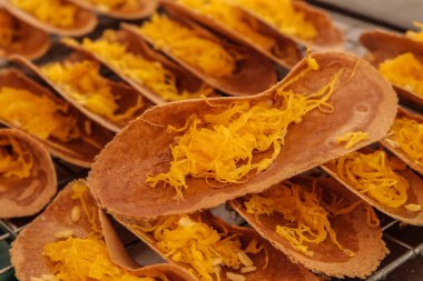 Khanom Bueng. Şekerle karıştırılmış yumurta beyazından yapılmış beyaz krema krema gibi pürüzsüz olana kadar dövülmüş. Foi tangalı garnitür. Geleneksel Tayland tatlısı..