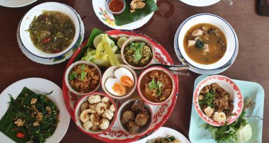 Haşlanmış sebzeler, biber ezmesi, balık soslu Snapper, Tayland yerel yemekleri ve Kuzey Tayland yemekleri için yapılan ev yapımı bir yemektir..