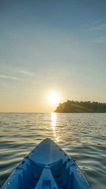 Güneşli bir yaz günbatımında deniz kanosu. Koh Chang Adası, Tayland 'da çekilmiş..