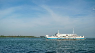 Rıhtımdaki feribot, Trat, Tayland 'daki Koh Chang adasına birkaç araba taşır. Feribot her gün binlerce yolcu taşıyor.