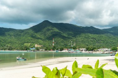 Tropik bir sahilin panoramik manzarası, durgun mavi okyanus, yemyeşil yağmur ormanı, Koh Phangan sahil adasındaki Chalokum plajı, Tayland, güzel bir yaz günü..