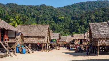 Tayland 'ın geleneksel uzun kuyruklu dizel motorlu teknesi Morgan Köyü' nde, Tayland 'ın güneyindeki Sea Gypsies Kabilesi yerleşiminde. Surin Adaları, Andaman Denizi, Phang Nga.