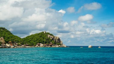 Cennet adası Koh Tao 'nun görünmeyen Tayland' ı berrak su denizi ve mavi gökyüzü, yaz mevsiminde seyahat için cennet. Koh Tao, Tayland 'daki tropikal villalar.