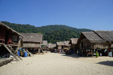 Tayland 'ın geleneksel uzun kuyruklu dizel motorlu teknesi Morgan Köyü' nde, Tayland 'ın güneyindeki Sea Gypsies Kabilesi yerleşiminde. Surin Adaları, Andaman Denizi, Phang Nga.