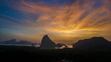 Gün doğumunda Samet Nangshe 'nin deniz manzaralı manzarası. Tayland, Phang Nga 'da Samet Nangchee' nin görülmeyen yeri.