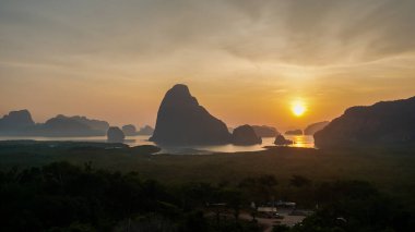 Gün doğumunda Samet Nangshe 'nin deniz manzaralı manzarası. Tayland, Phang Nga 'da Samet Nangchee' nin görülmeyen yeri.