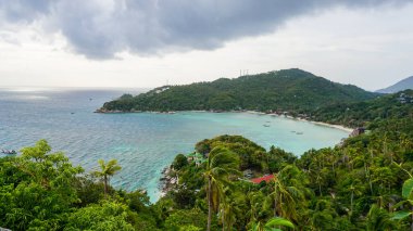 Denizin tepesindeki tropikal adaya bak. John Suwan 'ın bakış açısı Koh Tao. Koh Tao Adası, Surat Thani Eyaleti, Körfez Tayland. Koh Tao manzara manzarası deniz manzarası.