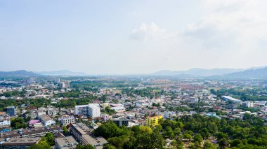 Güzel doğa manzarası Phuket City, Tayland ve şehir manzarası bulutlu mavi gökyüzü arkaplanıyla.