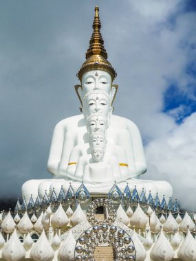 Wat Phra that Pha Sorn Kaew, Phetchabun Eyaleti. Fotoğraf: Güneşli bir günde Phetchabun Büyük Buda. Pha Sorn Kaew Tapınağı Phetchabun beyaz bulutunun en önemli ve saygı duyulan simgelerinden biridir..