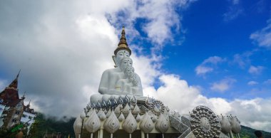 Wat Phra that Pha Sorn Kaew, Phetchabun Eyaleti. Fotoğraf: Güneşli bir günde Phetchabun Büyük Buda. Pha Sorn Kaew Tapınağı Phetchabun beyaz bulutunun en önemli ve saygı duyulan simgelerinden biridir..