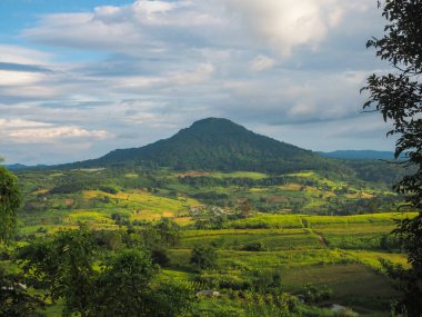 Güneşin doğuşu dağları, tepe ve güzel sis denizi Tayland 'ın Phetchabun Eyaleti' ndeki Khao Kho ormanını kaplıyor. Sis ve serin hava ile kaplı dağlarla çevrili güzel sis denizini görmek için bir yer..