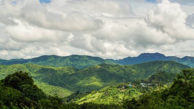 Güneşin doğuşu dağları, tepe ve güzel sis denizi Tayland 'ın Phetchabun Eyaleti' ndeki Khao Kho ormanını kaplıyor. Sis ve serin hava ile kaplı dağlarla çevrili güzel sis denizini görmek için bir yer..