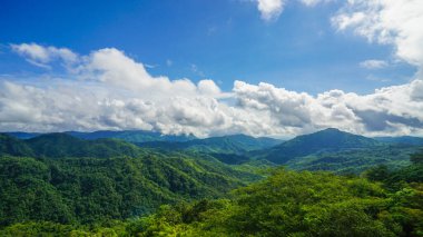 Güneşin doğuşu dağları, tepe ve güzel sis denizi Tayland 'ın Phetchabun Eyaleti' ndeki Khao Kho ormanını kaplıyor. Sis ve serin hava ile kaplı dağlarla çevrili güzel sis denizini görmek için bir yer..