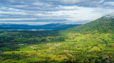 Güneşin doğuşu dağları, tepe ve güzel sis denizi Tayland 'ın Phetchabun Eyaleti' ndeki Khao Kho ormanını kaplıyor. Sis ve serin hava ile kaplı dağlarla çevrili güzel sis denizini görmek için bir yer..