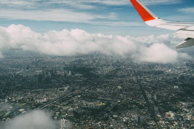 Tayland 'da Bangkok' un yüksek açılı görüntüsü hava planında. Airbus pervanesinden Tayland 'daki Don Mueang Havaalanı Bangkok şehrine inen hava manzarası