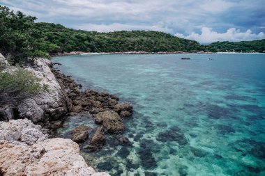 Kayalıklardan, büyük kayalara, temiz suya, beyaz plajlara ve Samed Adası, Koh Samet, Rayong, Tayland 'daki berrak gökyüzüne bakan fotoğraflar. Koh Samet 'teki güzel sahil.