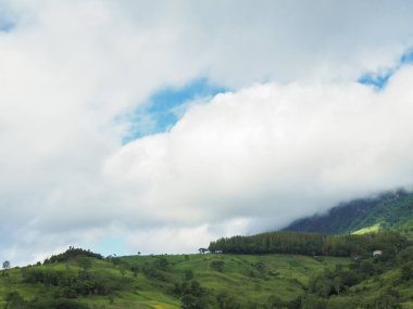 Dağlar bir bulut kümesidir. Tayland 'ın batısındaki sıradağların üzerinde güzel bir gün doğumu..