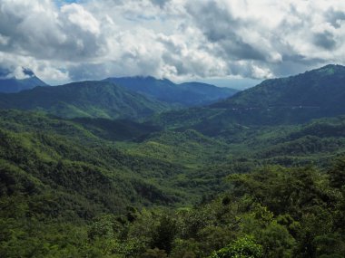 Dağlar bir bulut kümesidir. Tayland 'ın batısındaki sıradağların üzerinde güzel bir gün doğumu..