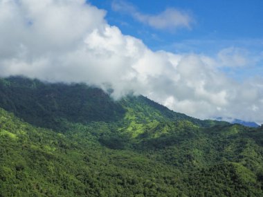 Dağlar bir bulut kümesidir. Tayland 'ın batısındaki sıradağların üzerinde güzel bir gün doğumu..