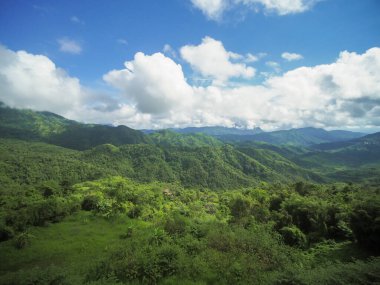 Dağlar bir bulut kümesidir. Tayland 'ın batısındaki sıradağların üzerinde güzel bir gün doğumu..