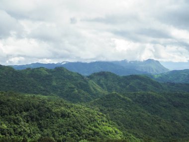Dağlar bir bulut kümesidir. Tayland 'ın batısındaki sıradağların üzerinde güzel bir gün doğumu..