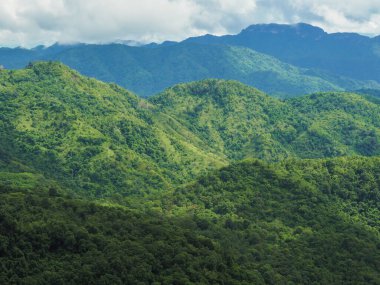 Dağlar bir bulut kümesidir. Tayland 'ın batısındaki sıradağların üzerinde güzel bir gün doğumu..