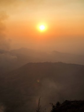 Orman yangını ya da orman yangını, Asya, Tayland 'daki orman yakınlarındaki köy çiftliğinin dağ tepesindeki yangından kaynaklanıyor. Orman ve tarım yangınları nedeniyle kurak mevsim boyunca sağlıksız hava kirliliği.