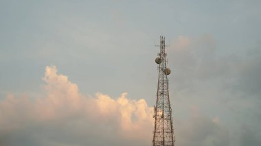 Telekomünikasyon kulesi ve günbatımı gökyüzünün güzel renkleri