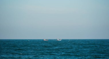 Denizde yüzen küçük bir balıkçı teknesi, yakın plan. Eğlence aktivitesi, spor ve eğlence, gıda endüstrisi, geleneksel zanaat, çevresel hasar kavramları