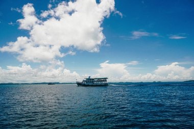 Gökyüzündeki bulut bulutu arka planda. Gökyüzündeki bulut manzarasının fotoğrafı. Gökteki Bulutların Düşük Açı Görünümü. Bulutlar - Mavi gökyüzü ve beyaz bulutlar, geniş manzara