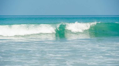 Yumuşak dalgaları yakın çekim, yaz arkaplanı. Mavi ve turkuaz renkli köpüklü güzel deniz dalgaları izole edildi. Beyaz arka planda beyaz köpüklü güçlü dalgalar.