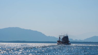 Enine dalgalar bir motorbotun arkasında suyun yüzeyinde oluştu.