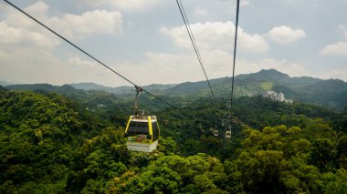 Taipei, Tayvan - 14 Mayıs 2020: Maokong Gondola, Taipei Hayvanat Bahçesi ve Maokong arasında faaliyet göstermektedir. Taipei, Tayvan 'da teleferik taşıma sistemi var.