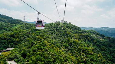 Taipei, Tayvan - 14 Mayıs 2020: Maokong Gondola, Taipei Hayvanat Bahçesi ve Maokong arasında faaliyet göstermektedir. Taipei, Tayvan 'da teleferik taşıma sistemi var.