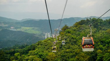Taipei, Tayvan - 14 Mayıs 2020: Maokong Gondola, Taipei Hayvanat Bahçesi ve Maokong arasında faaliyet göstermektedir. Taipei, Tayvan 'da teleferik taşıma sistemi var.