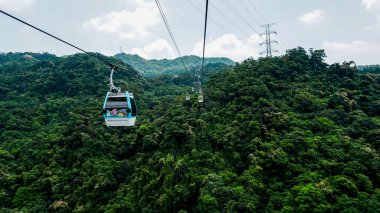 Taipei, Tayvan - 14 Mayıs 2020: Maokong Gondola, Taipei Hayvanat Bahçesi ve Maokong arasında faaliyet göstermektedir. Taipei, Tayvan 'da teleferik taşıma sistemi var.