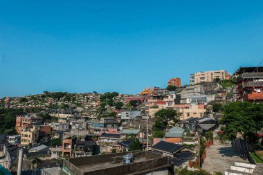 Jiufen, Tayvan 'daki eski bir sokak kasabasının manzarası. Burası bir tepe yamacında. Eski binalar ve evler var. Deniz manzarası nefes kesici. Burası popüler bir turist ve yerel bir yerdir..